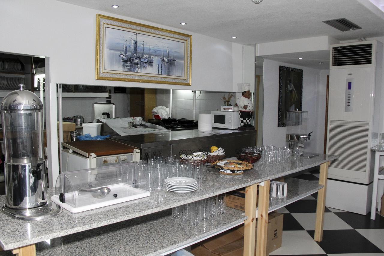 Republika Hotel Sarandë Buitenkant foto